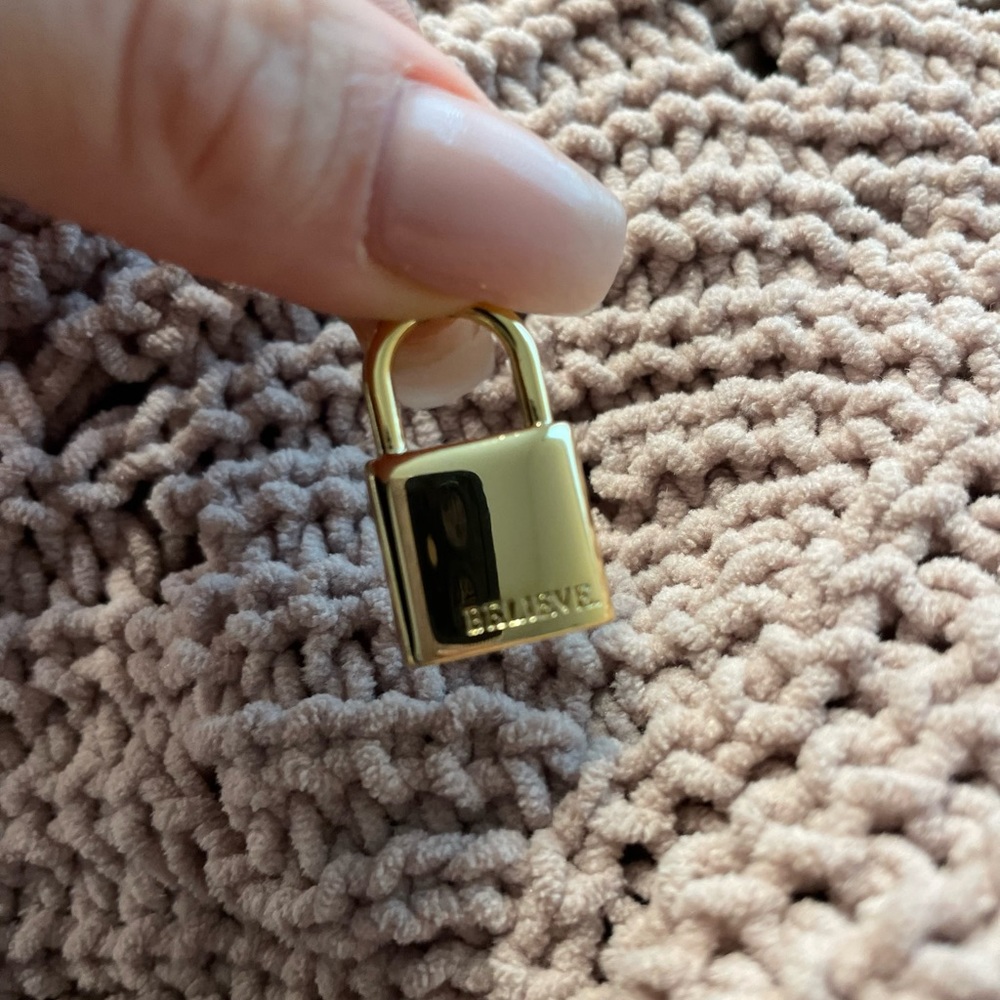 🌟Gold lock design pendant ‘BELIEVE’